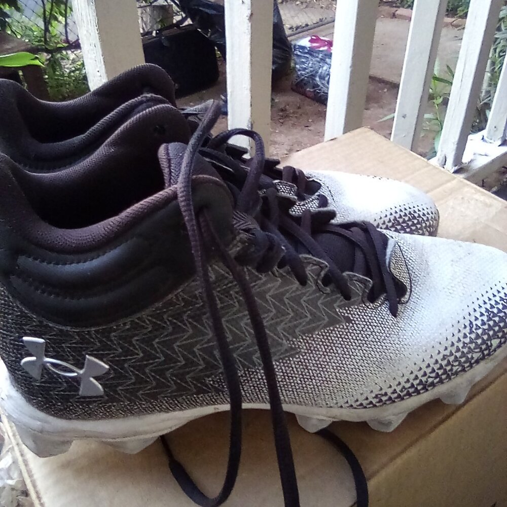 Under Armour women's baseball shoes with cleats. Size 7.